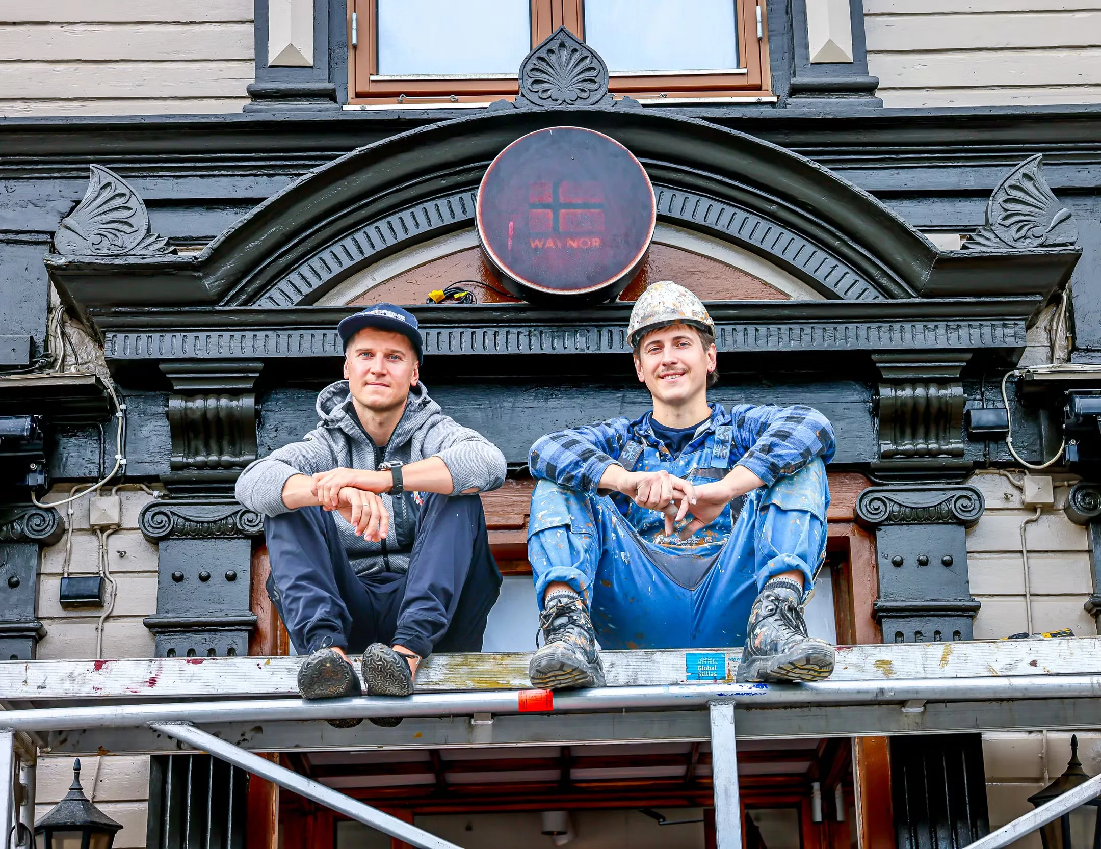 Simon og Filip Rajchelt på stillas ved fasaden i Storgata 56