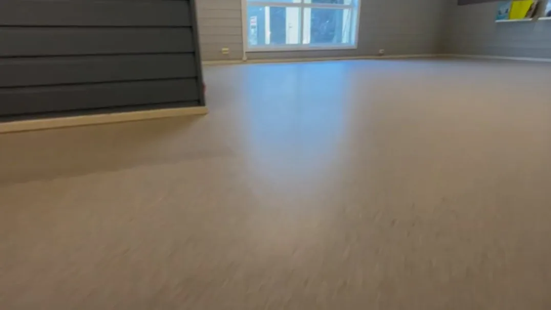 Ferdig lagt vinylbelegg i et stort, lyst rom