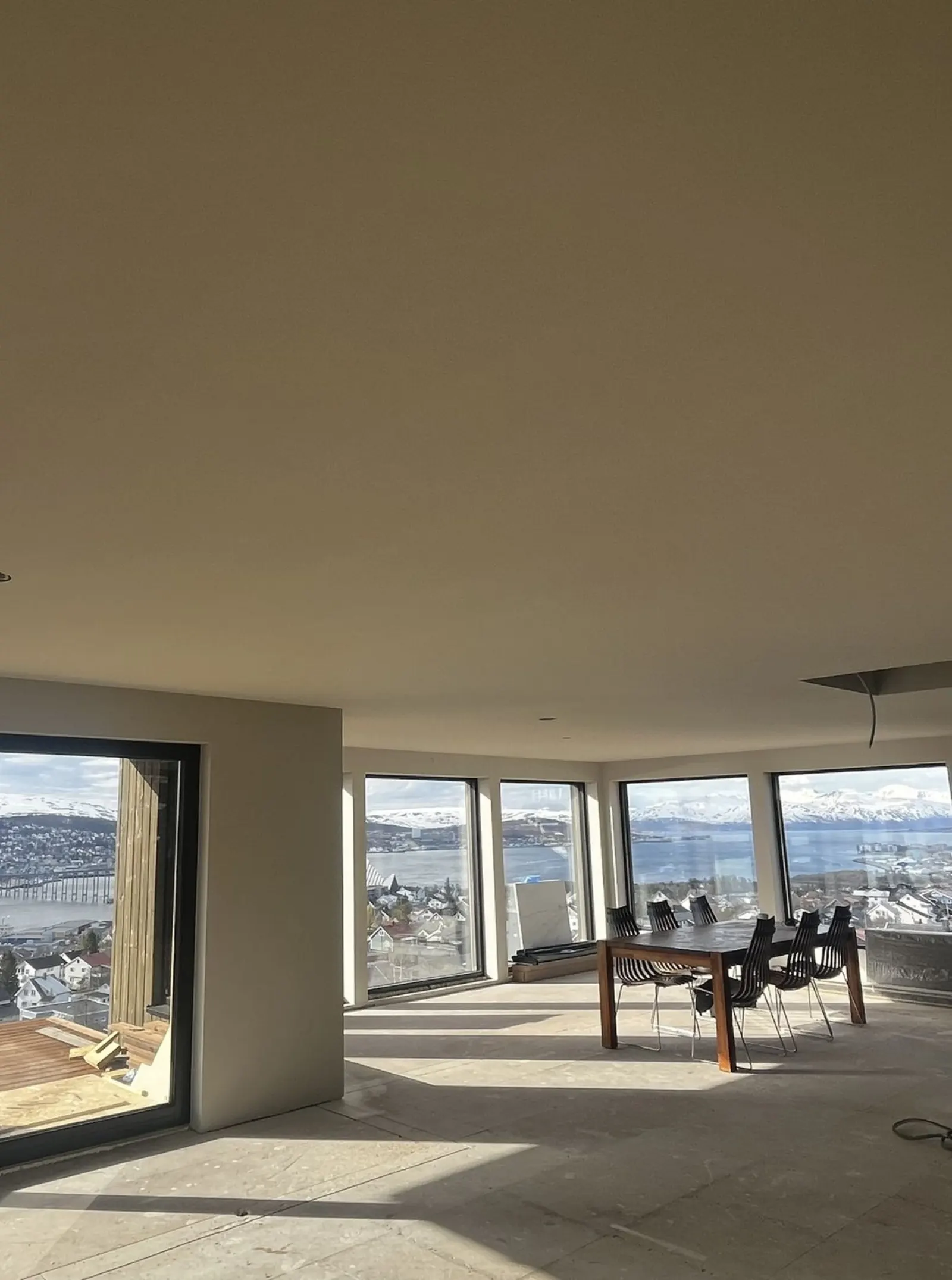 Tromsdalen — ferdig malt stue med spisebord og panoramautsikt over Tromsø