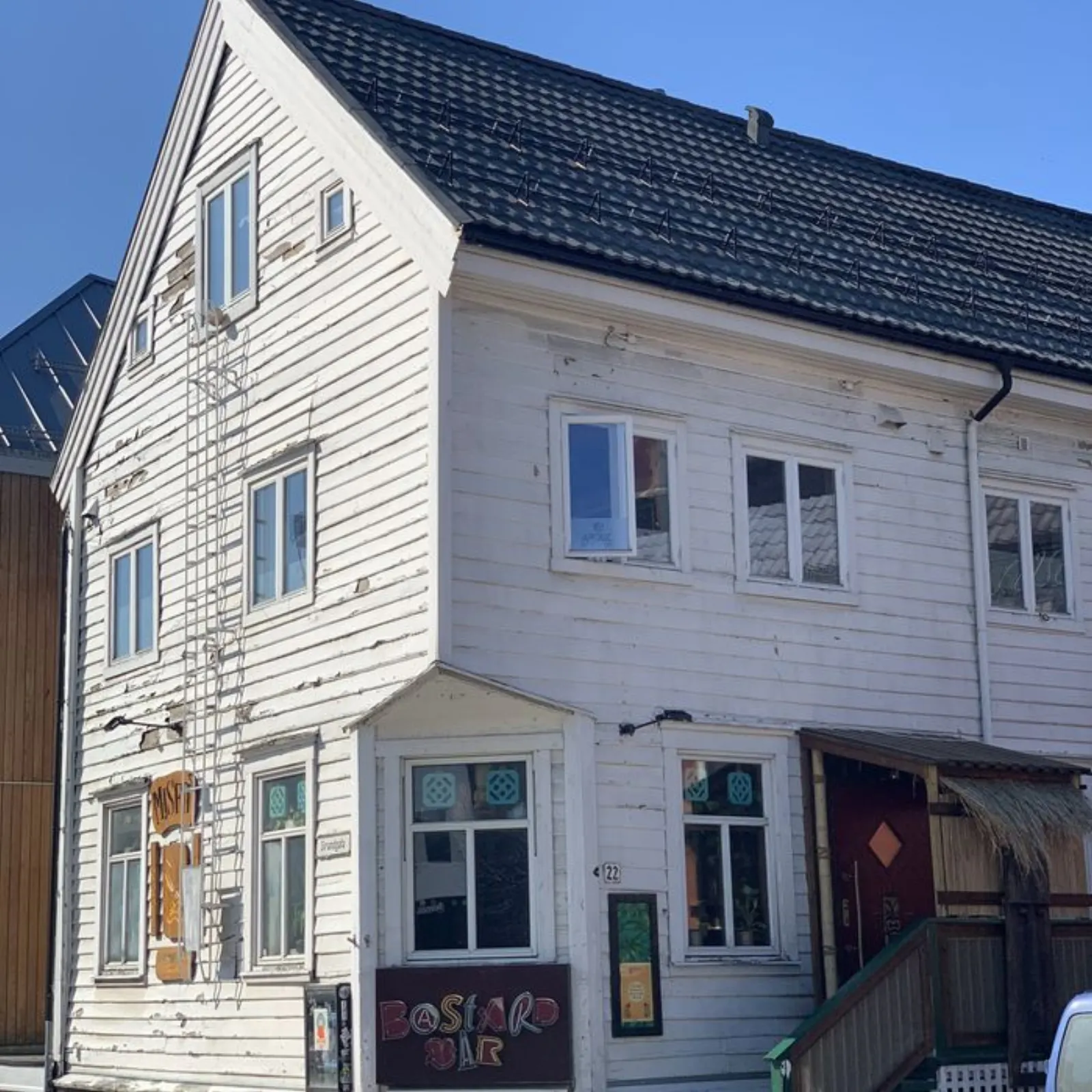 Strandgata før — nedbrutt malingsoverflate