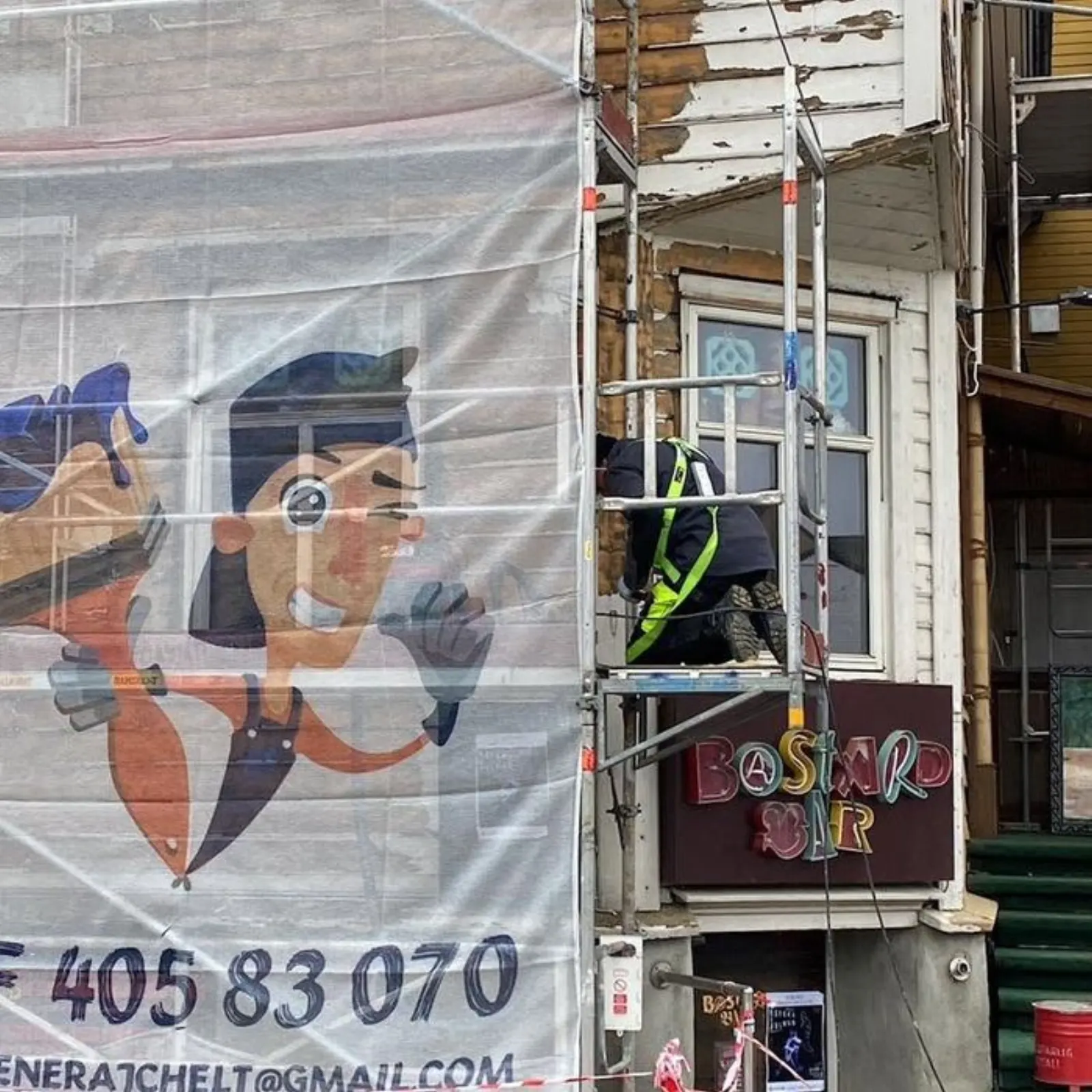Strandgata under arbeid — stillas med Brødrene Rajchelt-logo og avflasset fasade