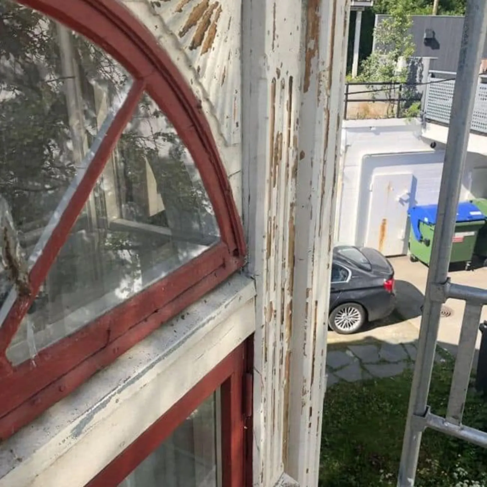 Detalj — avflasset linoljemaling før behandling