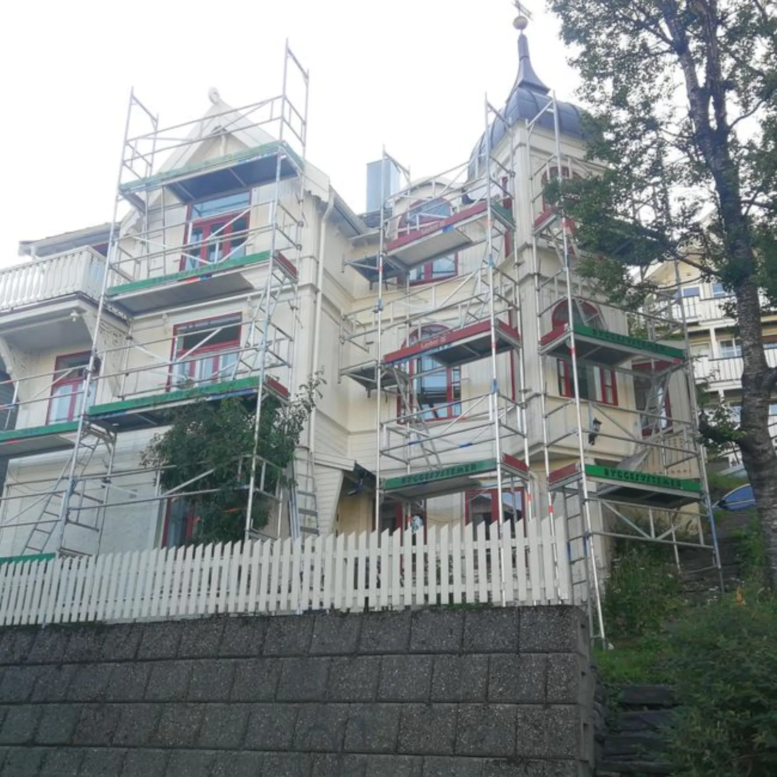Villaen under arbeid med stillas