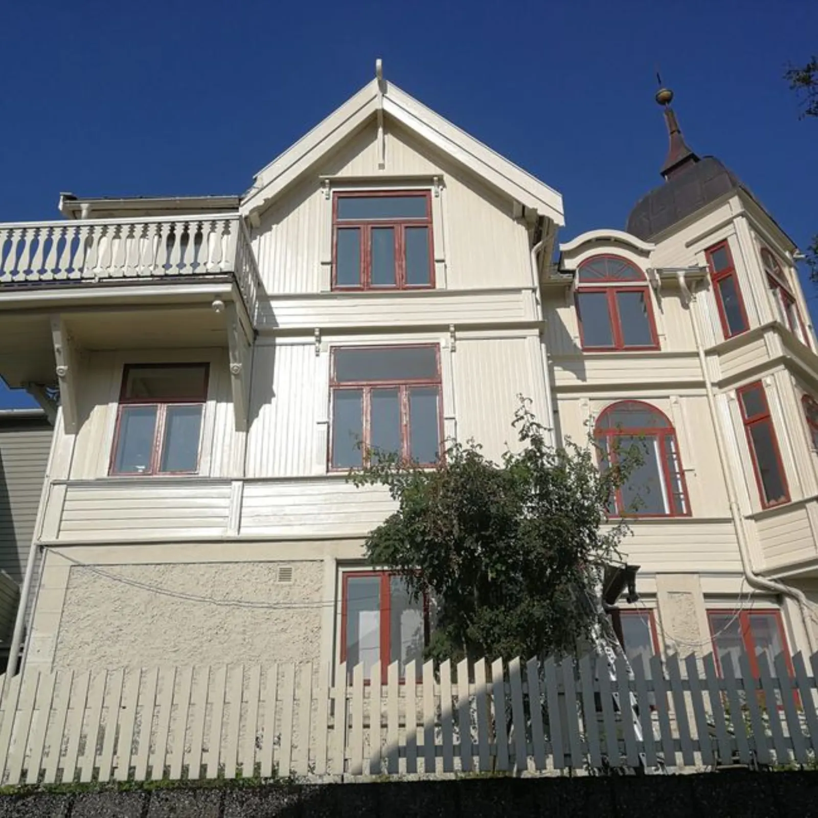 Villaen ferdig malt — fasade