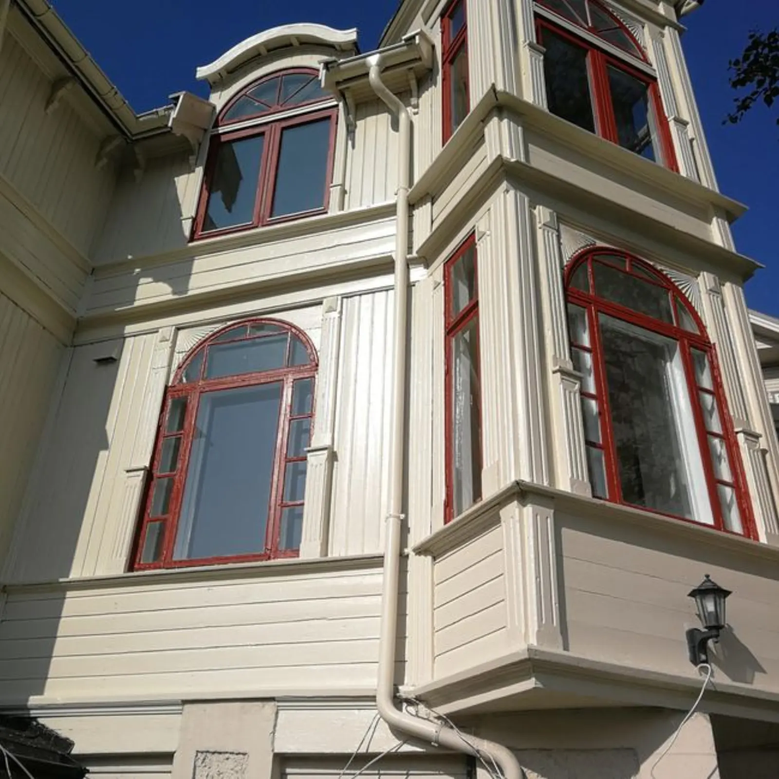 Villaen ferdig malt — tårn og karnapp