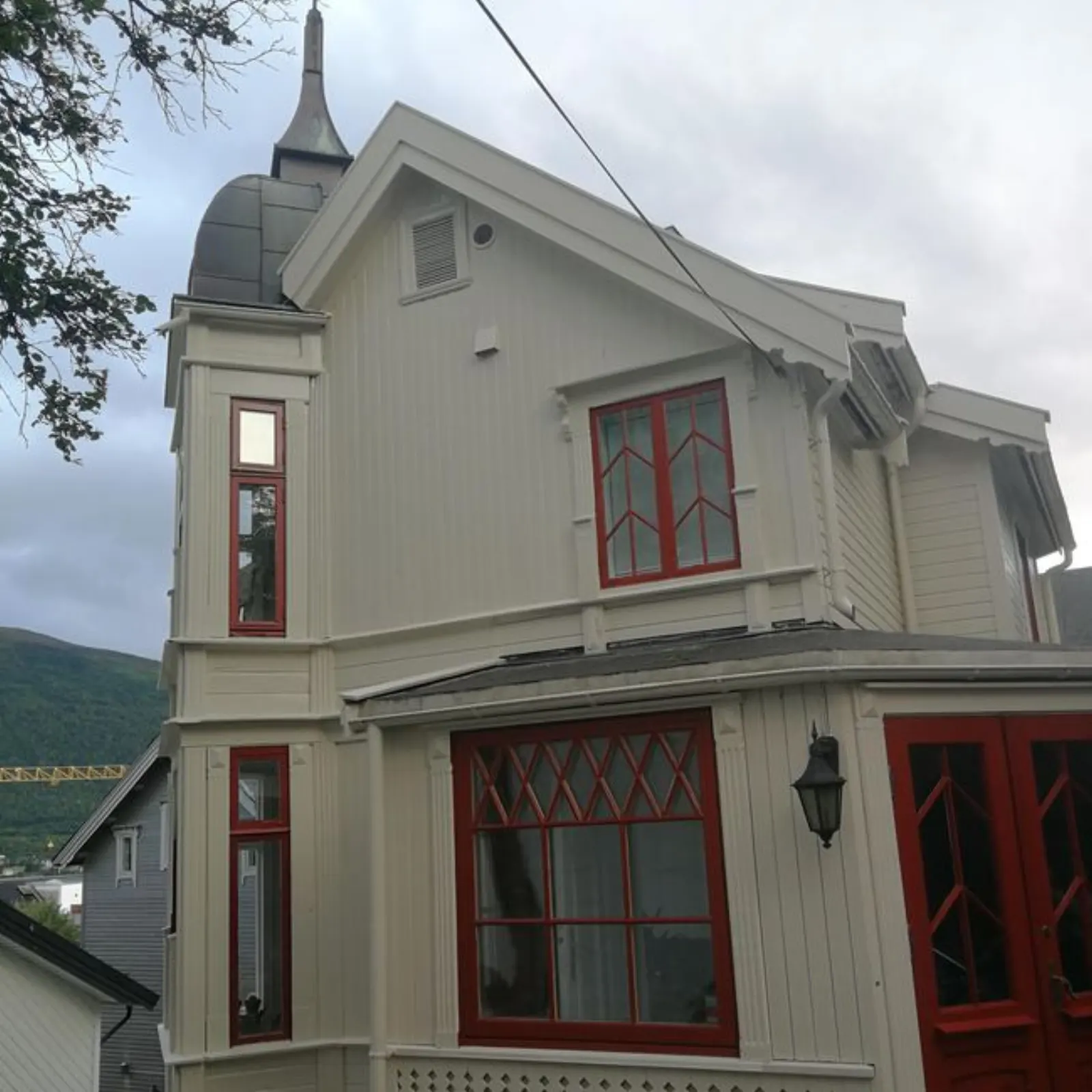 Villaen ferdig malt — tårnspir med værhane