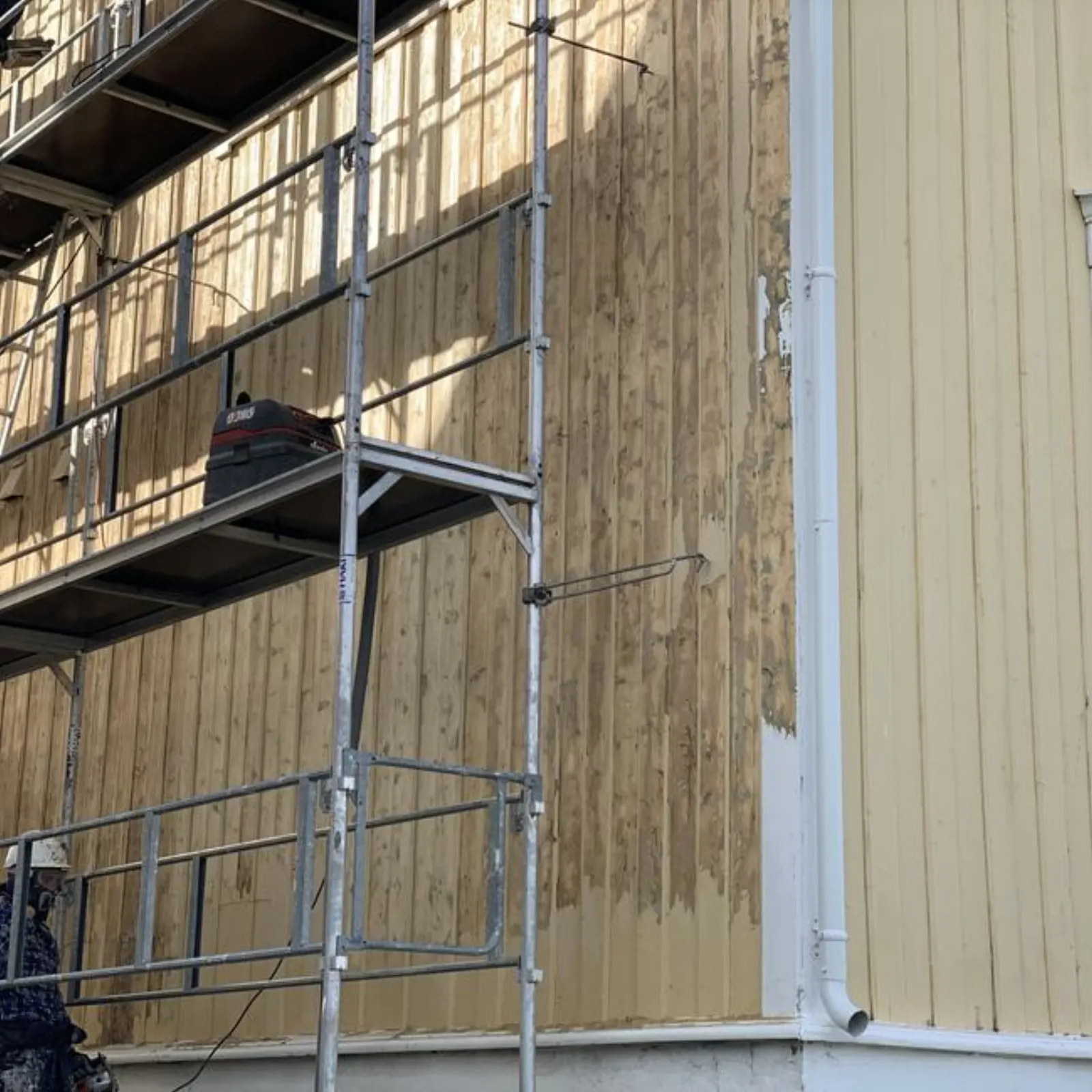 Skolegata under arbeid — fjerning av gammel maling