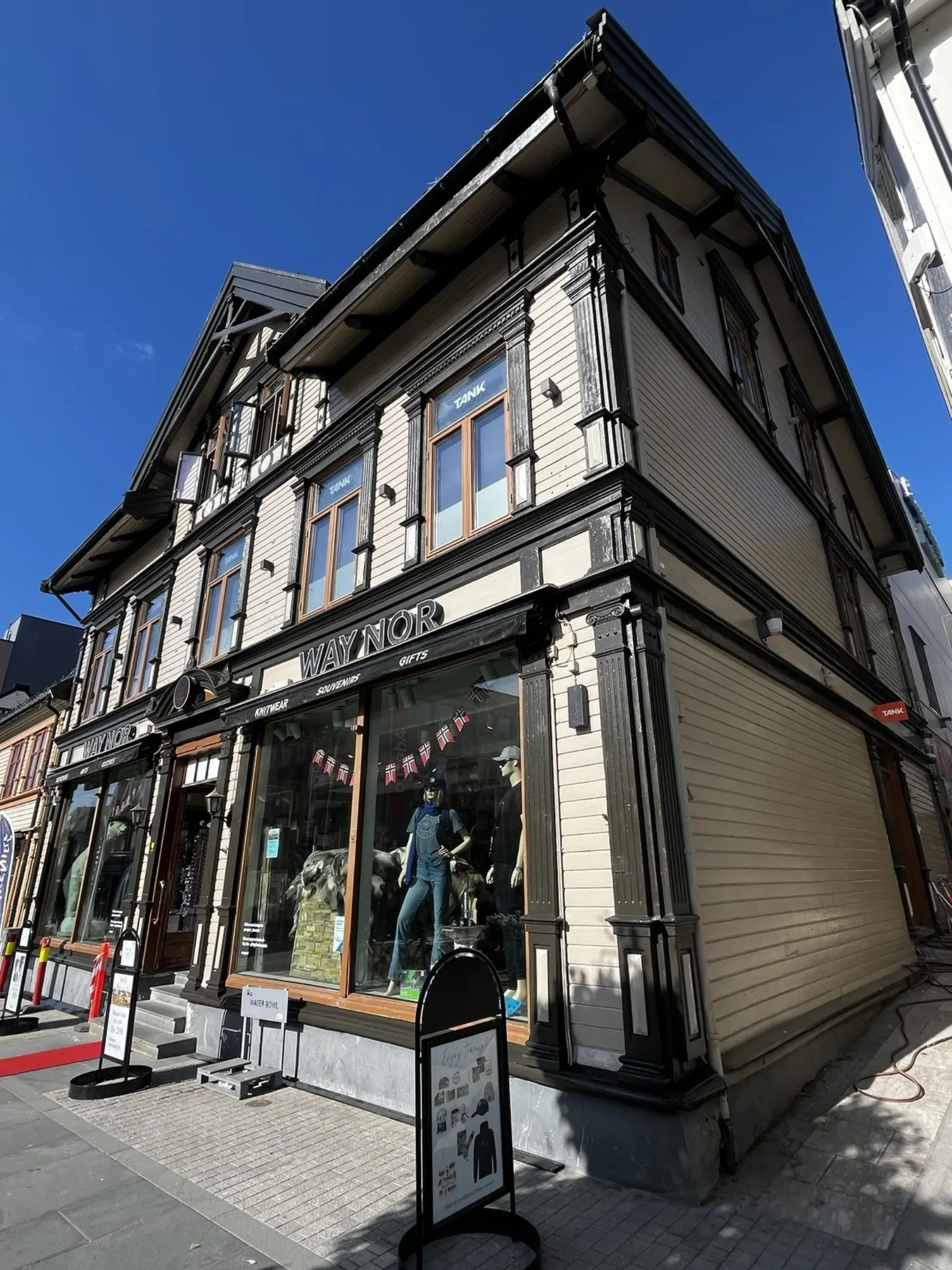 Storgata 56 — hjørnepartiet av den ferdig malte fasaden