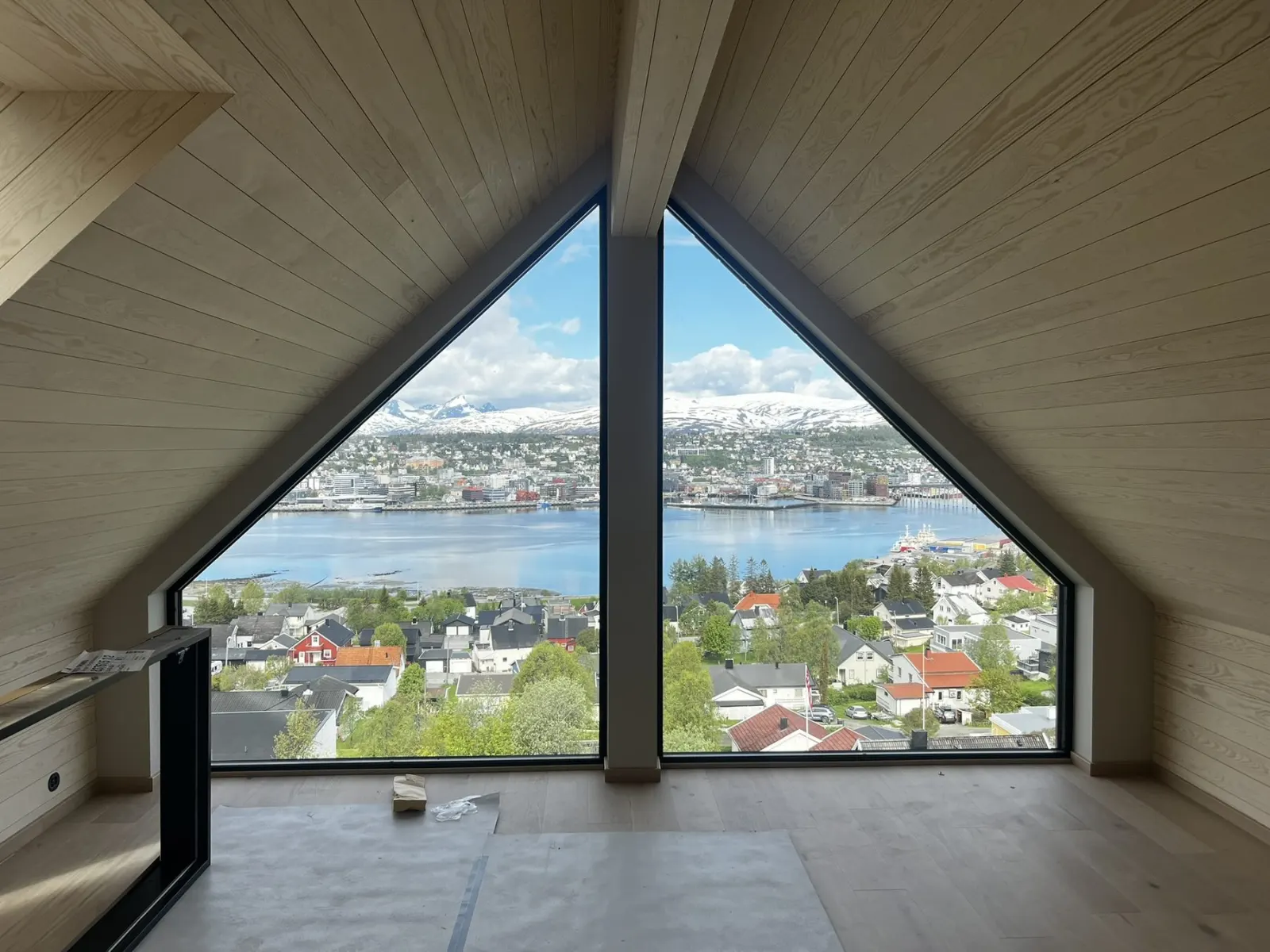 Ferdig sparklet og malt vindusparti med utsikt over Tromsø