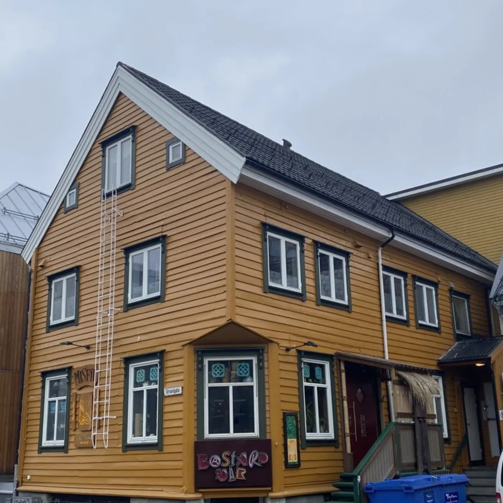 Strandgata etter — malt med linolje, tre strøk